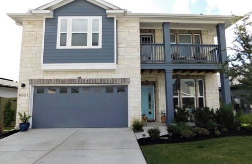 Manor Casa | Gorgeous Newer Home Tesla Close 6 Beds Crew Welcome