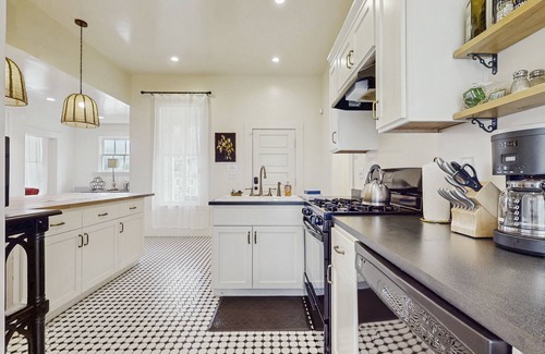 Old Town Eureka Casa | Hermosa casa recientemente renovada que consta de dos alquileres separados