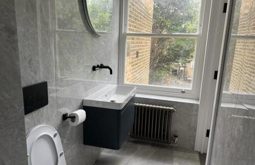 Queen's Park Apartamento | Gorgeous newly refurbished 2 bedroom apartment in London
