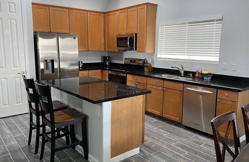 Casa Grande Casa | Gorgeous newly renovated Bungalow beside the park!