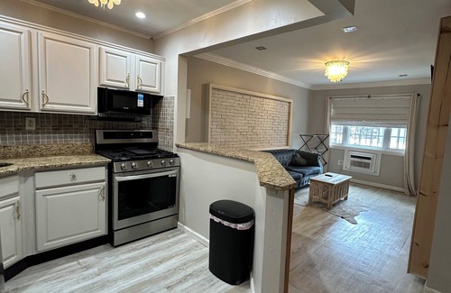 Brownsville Apartamento | Gorgeous newly renovated 2 bedroom pad. From Brooklyn with love.