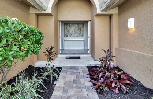 Shell Harbor Casa | Gorgeous newly renovated and professionally designed canal home.
