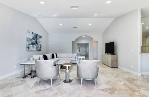 Shell Harbor Casa | Gorgeous newly renovated and professionally designed canal home.