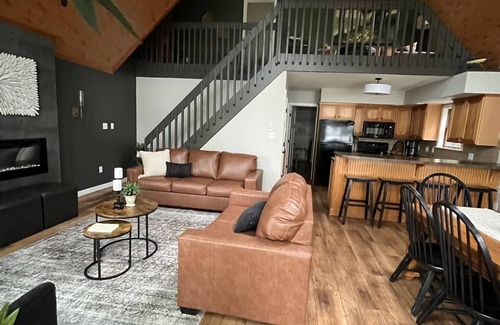 Drums Cabina | 5-bedroom LAKEFRONT cabin! New listing! Fishing and kayaking from the backyard!