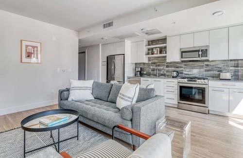 Downtown Oakland Apartamento | Gorgeous Oakland 1BR w/ AC, W/D, Sky Deck, next to BART, by Blueground