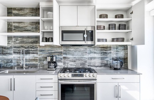 Downtown Oakland Apartamento | Gorgeous Oakland 1BR w/ AC, W/D, Sky Deck, next to BART, by Blueground