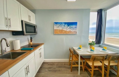 Bostwick Park Apartamento | Gorgeous Ocean Front Spacious Studio in Daytona - Up 6 Guests!