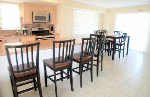 Sea Isle City Casa | Preciosas vistas al mar! Frente a la playa del extremo norte de la isla. Aire acondicionado centralizado, terrazas y estacionamiento en la calle. Bar con fregadero, TV de plasma de alta definición de 50 ", amplia terraza con magníficas vistas al océan...