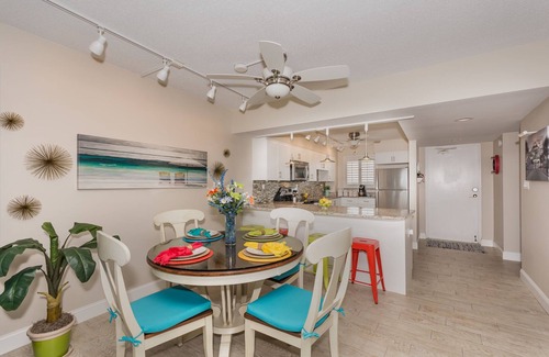 New Smyrna Beach Condominio | Precioso, recientemente renovado condominio frente al mar ~ Camina hasta Flagler Ave!