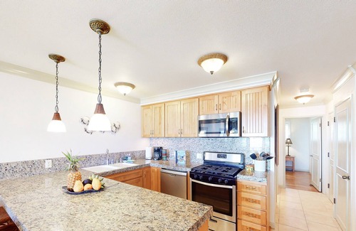 Ualapue Condominio | Gorgeous Oceanfront Condo on Top Floor w/ WiFi, Lanai, Water Views, Shared Pool