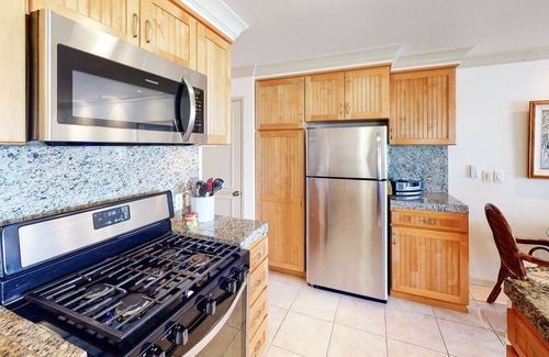 Ualapue Condominio | Gorgeous Oceanfront Condo on Top Floor w/ WiFi, Lanai, Water Views, Shared Pool