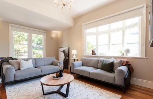 South Launceston Casa | Gorgeous on Galvin: Close to Town Yet A Mile Away
