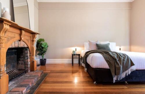 South Launceston Casa | Gorgeous on Galvin: Close to Town Yet A Mile Away