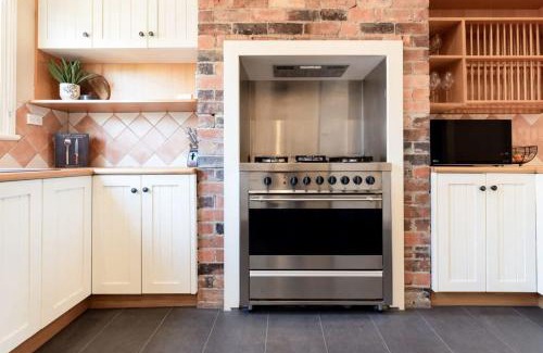 South Launceston Casa | Gorgeous on Galvin: Close to Town Yet A Mile Away