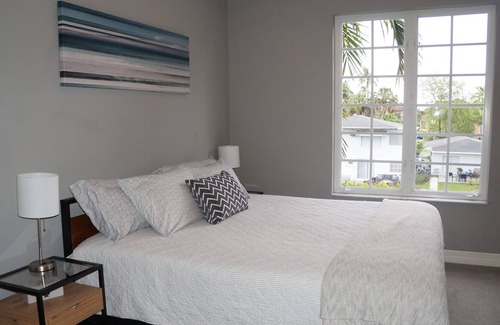 Royal Harbor Condominio | Gorgeous, open concept, waterfront condo, Sleeps 6, minutes from 5Th Ave.!