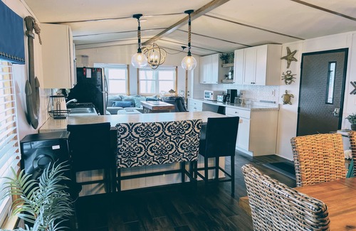 Cape Vincent Cabaña | Gorgeous open floor plan cottage on the shore of Lake Ontario