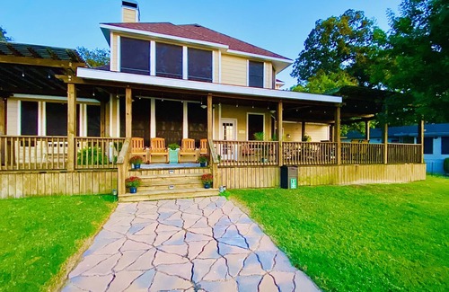 Gun Barrel City Casa | Open Water Lakefront Home Patio cubierto Muelle para botes Cubierta para fiestas Jet Ski Remontes