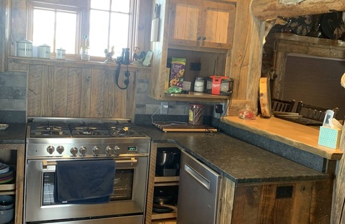 Bozeman Cabina | Gorgeous Outback Cabin w/ Beautiful Ponds, Mountain Views just 11 Mi to Bozeman