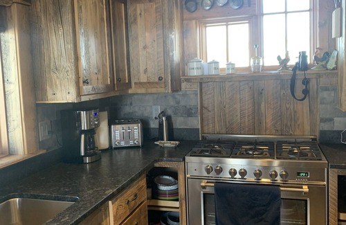 Bozeman Cabina | Gorgeous Outback Cabin w/ Beautiful Ponds, Mountain Views just 11 Mi to Bozeman