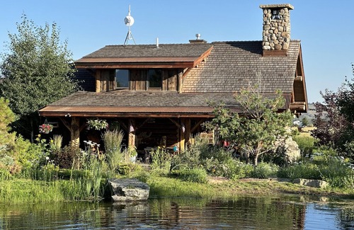 Bozeman Cabina | Gorgeous Outback Cabin w/ Beautiful Ponds, Mountain Views just 11 Mi to Bozeman
