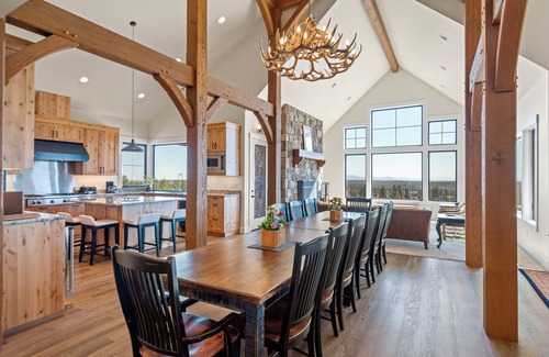 Sisters Casa | Gorgeous, Private 6,000+ sq ft Sisters Lodge has Three Suites, Views, Hot Tub!