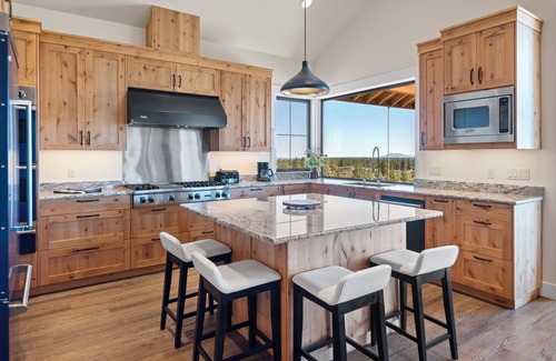 Sisters Casa | Gorgeous, Private 6,000+ sq ft Sisters Lodge has Three Suites, Views, Hot Tub!