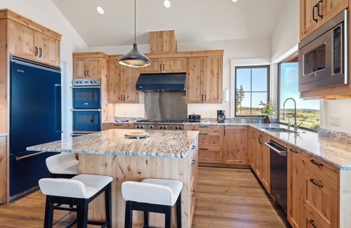 Sisters Casa | Gorgeous, Private 6,000+ sq ft Sisters Lodge has Three Suites, Views, Hot Tub!