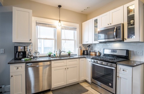 Carag Casa | Gorgeous, Private Home! Walk Everywhere - Restaurants, Shops, Lakes!