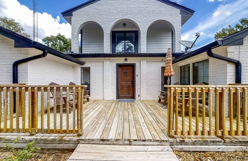 Bellville Casa | Gorgeous Ranch-Style Home on Nearly 3 Peaceful Acres - Dogs Welcome