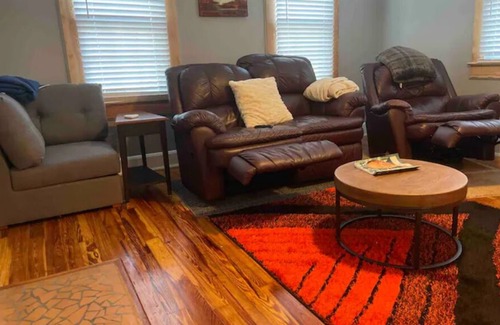 Lawrenceville Cabaña | Gorgeous Red Pine 30’s Cottage in Downtown Lawrenceville! 65” TV