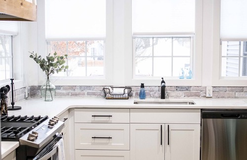 South Haven Casa | GORGEOUS Remodeled South Beach Cottage - 2 blocks from the shore!