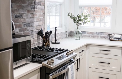South Haven Casa | GORGEOUS Remodeled South Beach Cottage - 2 blocks from the shore!