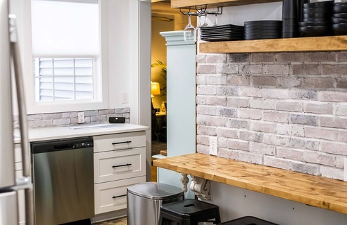 South Haven Casa | GORGEOUS Remodeled South Beach Cottage - 2 blocks from the shore!