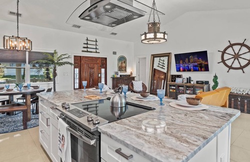 Sulphur Springs Casa | Gorgeous Renovated 3BR Pet Friendly Home on the Hillsborough River | North End of Seminole Heights