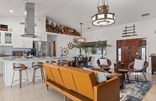 Sulphur Springs Casa | Gorgeous Renovated 3BR Pet Friendly Home on the Hillsborough River | North End of Seminole Heights