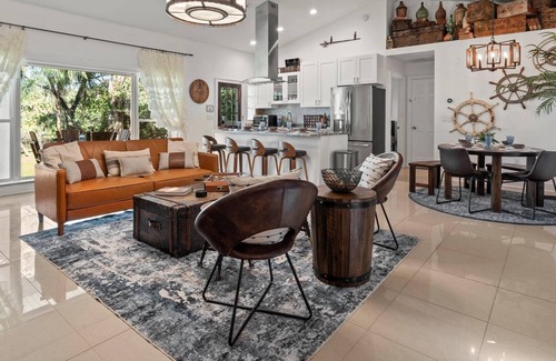 Sulphur Springs Casa | Gorgeous Renovated 3BR Pet Friendly Home on the Hillsborough River | North End of Seminole Heights