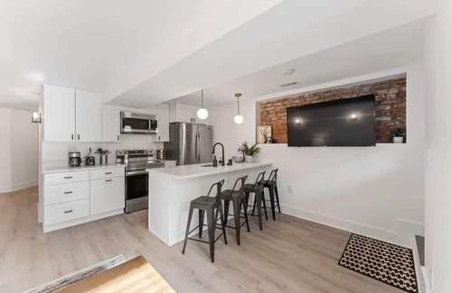 Bloomingdale Apartamento | Gorgeous renovation 2BR/2BA with AC/TV/Internet
