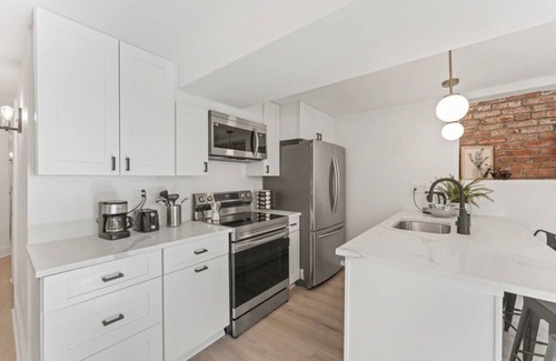 Bloomingdale Apartamento | Gorgeous renovation 2BR/2BA with AC/TV/Internet