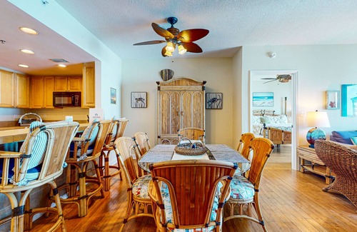 Pensacola Beach Condominio | ¡NUEVO LISTADO! Precioso condominio con vistas al golfo, jacuzzi compartido, piscinas y gimnasio