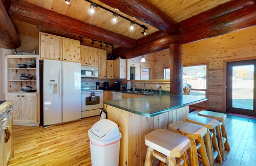 South Fork Cabina | Gorgeous riverfront home with private hot tub/deck/free WiFi/full kitchen