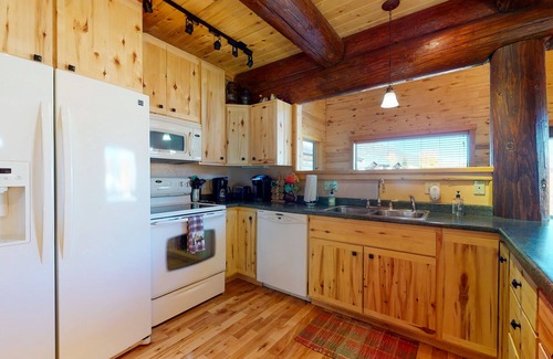 South Fork Cabina | Gorgeous riverfront home with private hot tub/deck/free WiFi/full kitchen