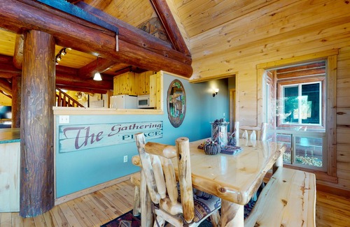 South Fork Cabina | Gorgeous riverfront home with private hot tub/deck/free WiFi/full kitchen