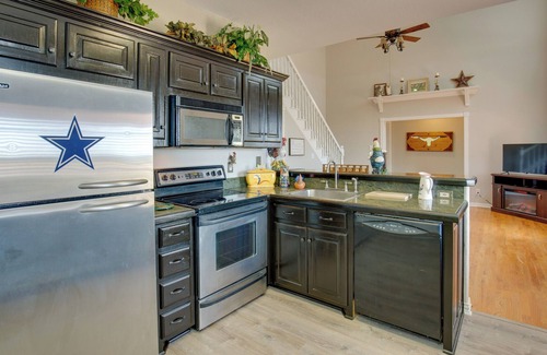 Royse City Casa | Gorgeous Royse City Retreat w/ Front Porch & Pond!