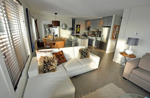 Big White Ski Resort Condominio | Hermosa casa de ski in / ski out, central para el pueblo en Plaza on the Ridge.