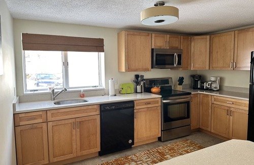 West Dover Apartamento | Gorgeous ski retreat apartment with fireplace and Mountain View.