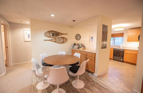 West Dover Apartamento | Gorgeous ski retreat apartment with fireplace and Mountain View.