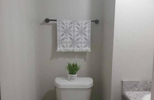 Warr Acres Apartamento | Gorgeous Spacious Condo Centrally located in OKC