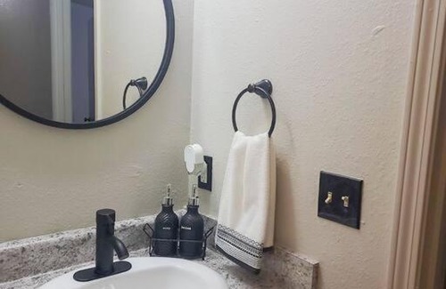 Warr Acres Apartamento | Gorgeous Spacious Condo Centrally located in OKC