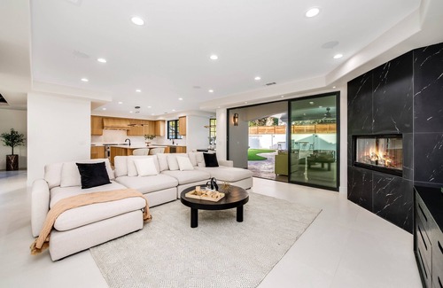 Encino Casa | Gorgeous , Spacious modern villa In Encino , Close To Restaurants and more