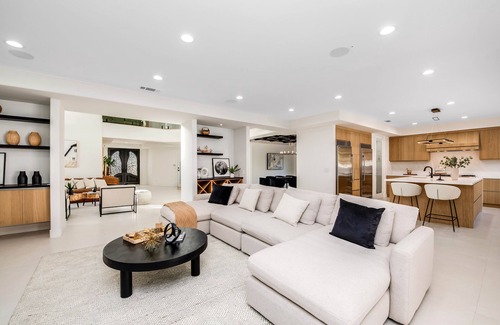 Encino Casa | Gorgeous , Spacious modern villa In Encino , Close To Restaurants and more